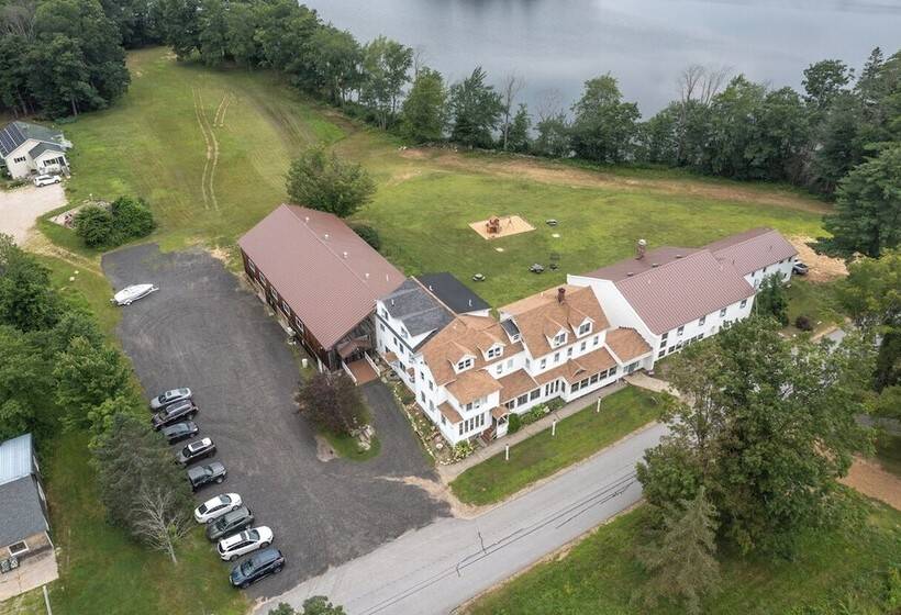 فندق Lake Shore Farm Inn