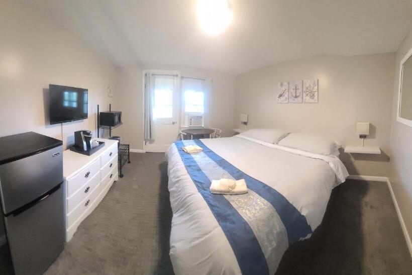 فندق Lake Shore Farm Inn