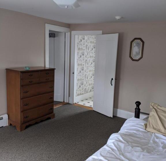 فندق Lake Shore Farm Inn