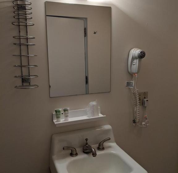 فندق Lake Shore Farm Inn