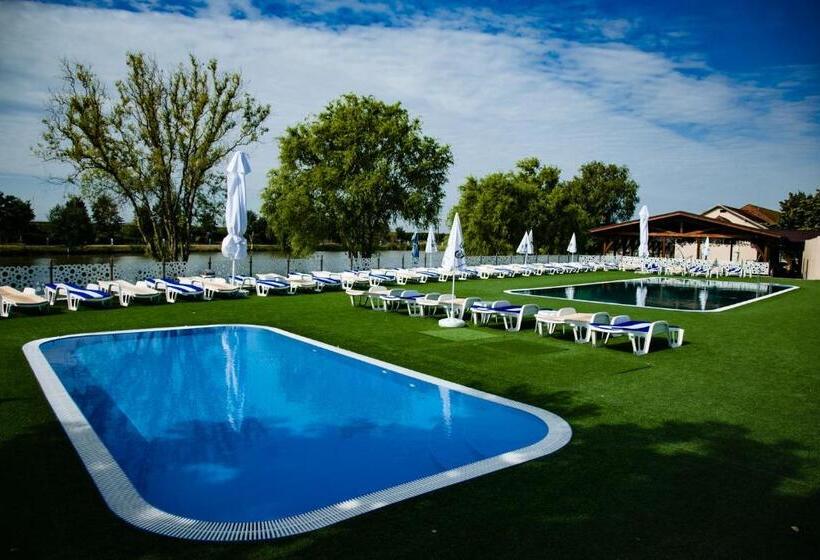 בית מלון כפרי Camelot Resort