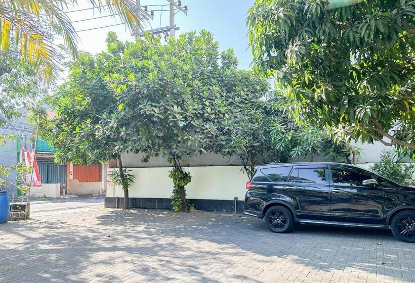 هتل Global Inn Syariah Mitra Reddoorz Near Juanda T1 Airport