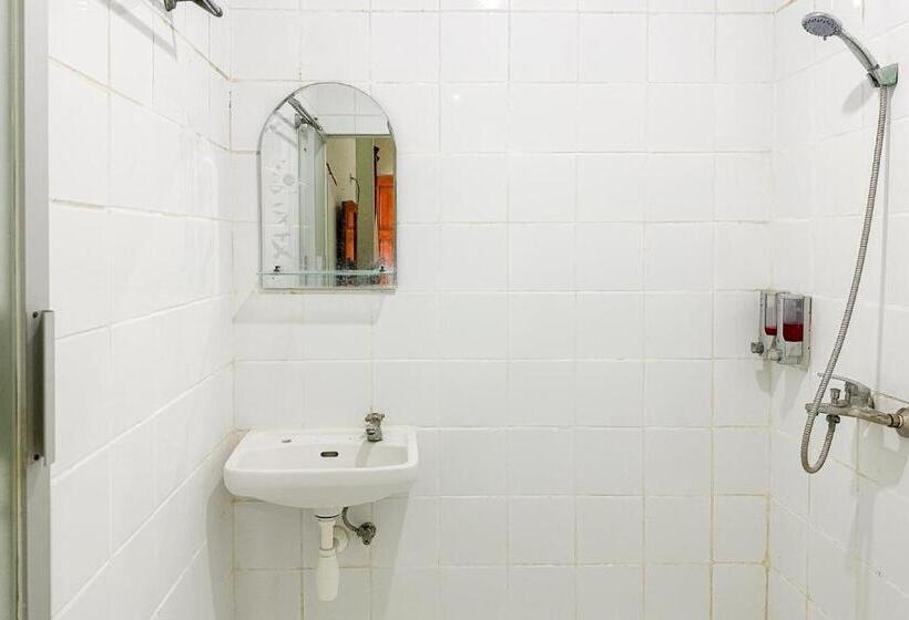 هتل Global Inn Syariah Mitra Reddoorz Near Juanda T1 Airport