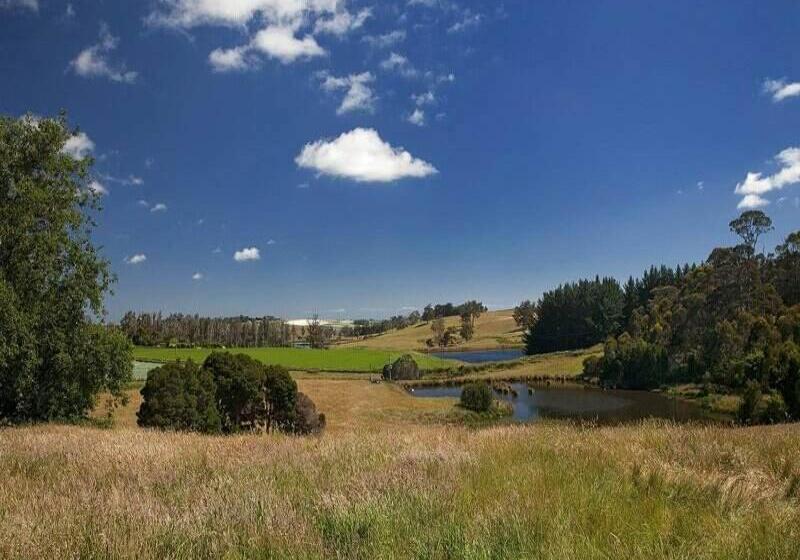 فندق Robin Hoods Well Farm Stay