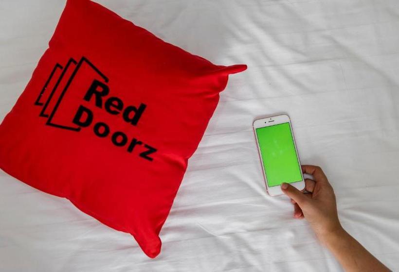 فندق Reddoorz @ Helvetia Medan 2