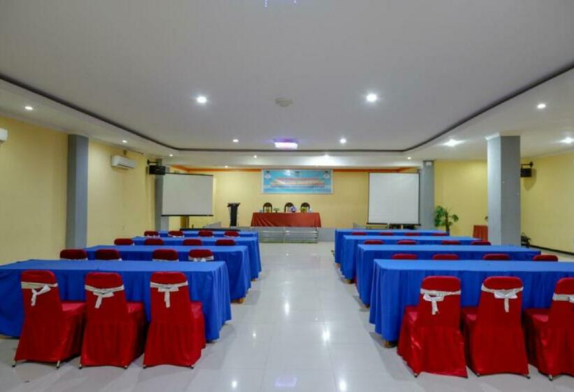 هتل Reddoorz Near Citraland Waterpark Kendari