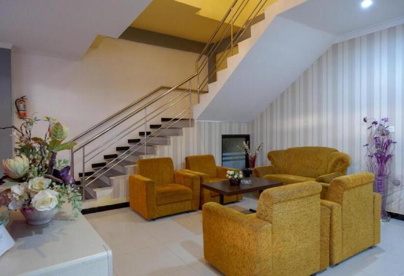 هتل Reddoorz Near Citraland Waterpark Kendari