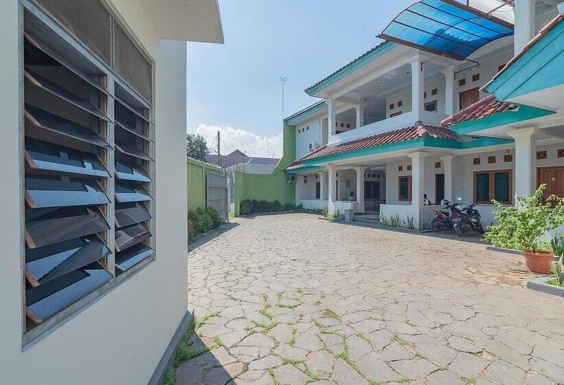 פנסיון Reddoorz @ Pemuda Street Cirebon