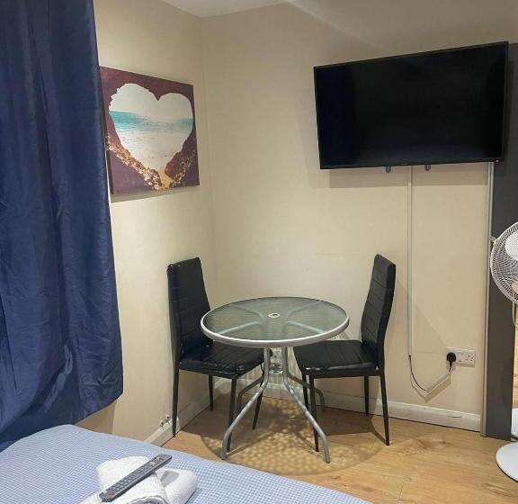 بنسيون A A Guest Rooms Thamesmead