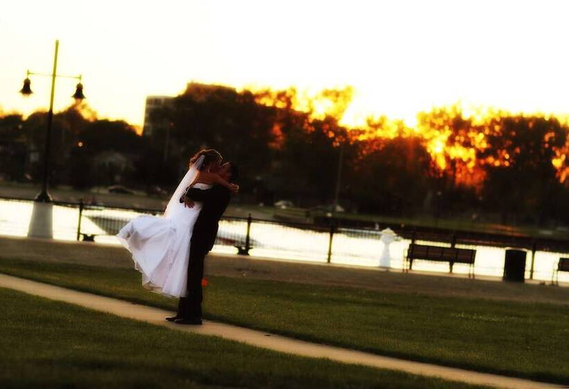 فندق Doubletree By Hilton Bay City Riverfront