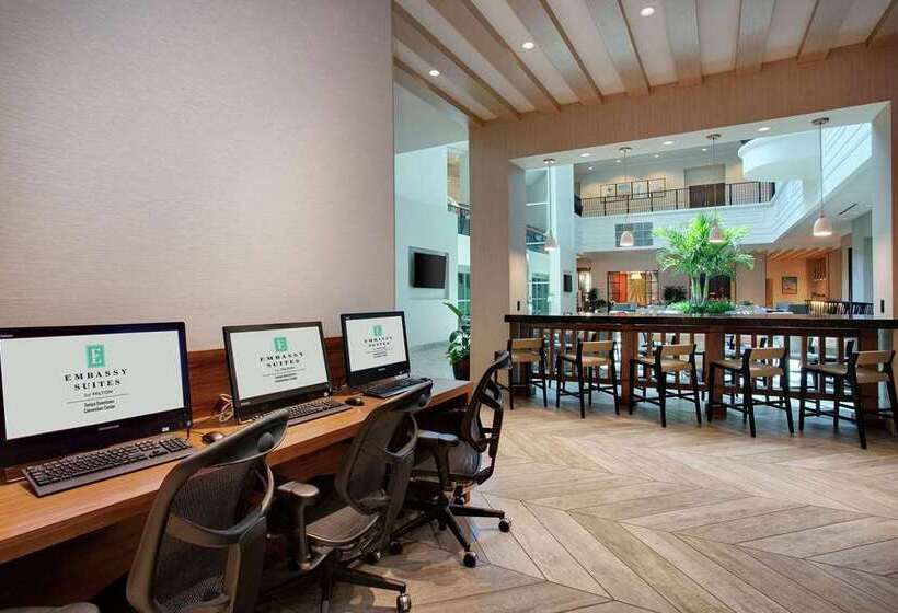 בית מלון כפרי Embassy Suites By Hilton Tampa Downtown Convention Center