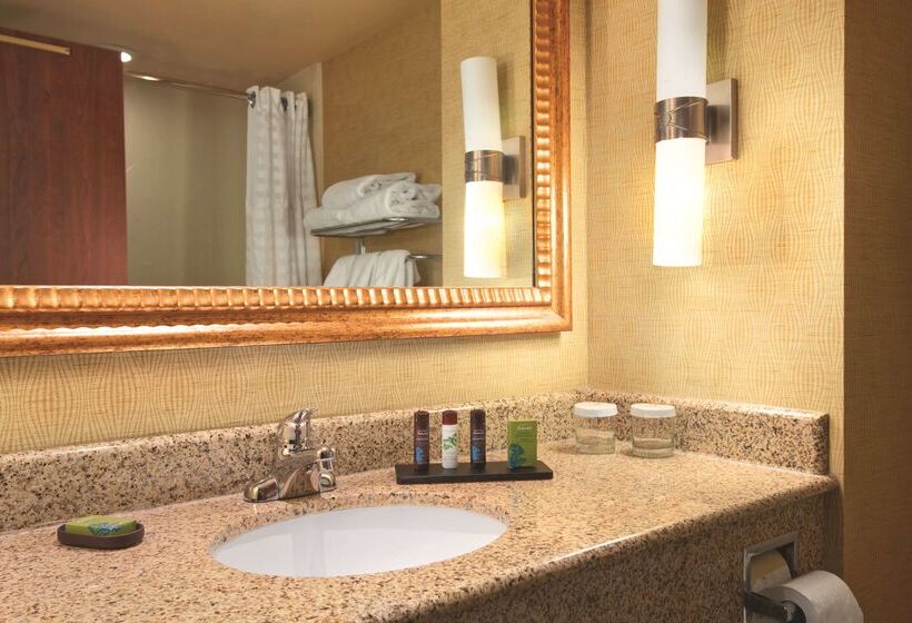 هتل Embassy Suites By Hilton E Peoria Riverfront Conf Center