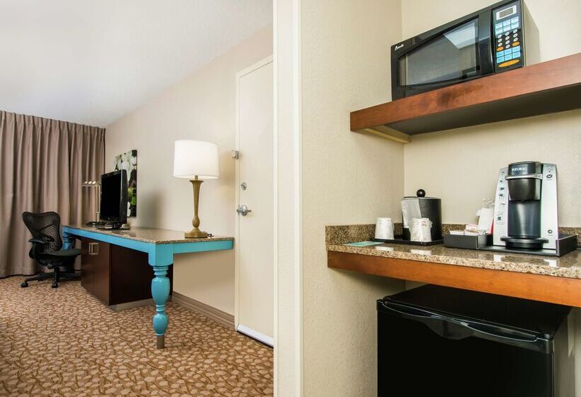 هتل Hilton Garden Inn Charlottesville