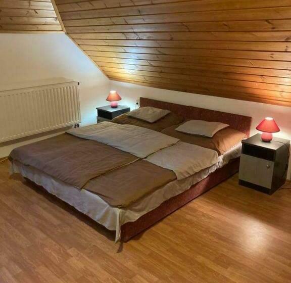 مبيت وإفطار Hat Testvér Fogadó