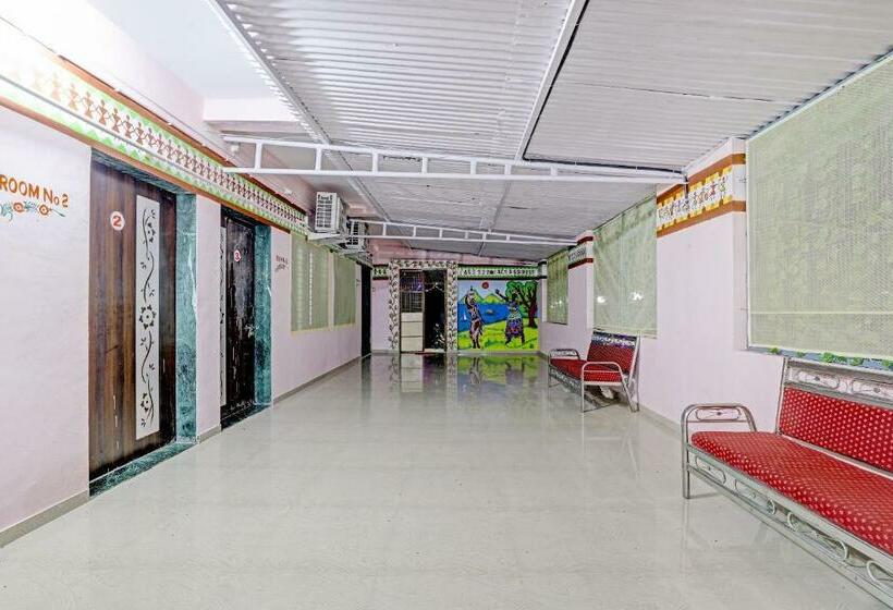 ホテル Collection O 81352 Vrindavan  Moca
