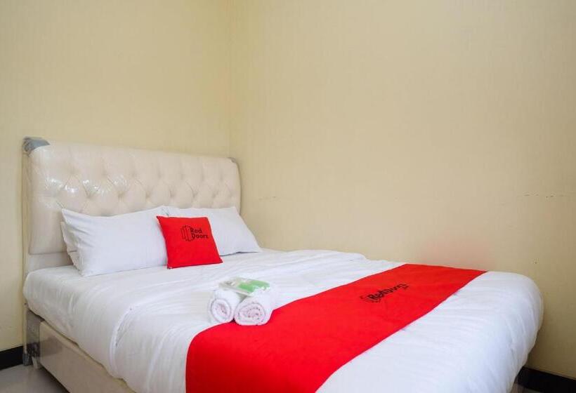 בית מלון כפרי Reddoorz Syariah Near Taman Rekreasi Kalianget Wonosobo