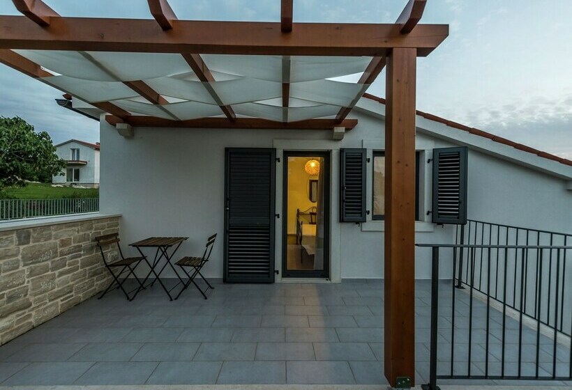 Luxury Villa With Private Pool & Fenced Garden With Veranda Near Tinjan