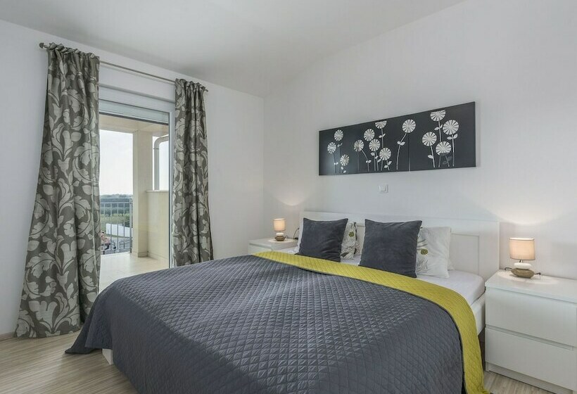 Villa With Private Pool & Garden Near Porec & Water Park