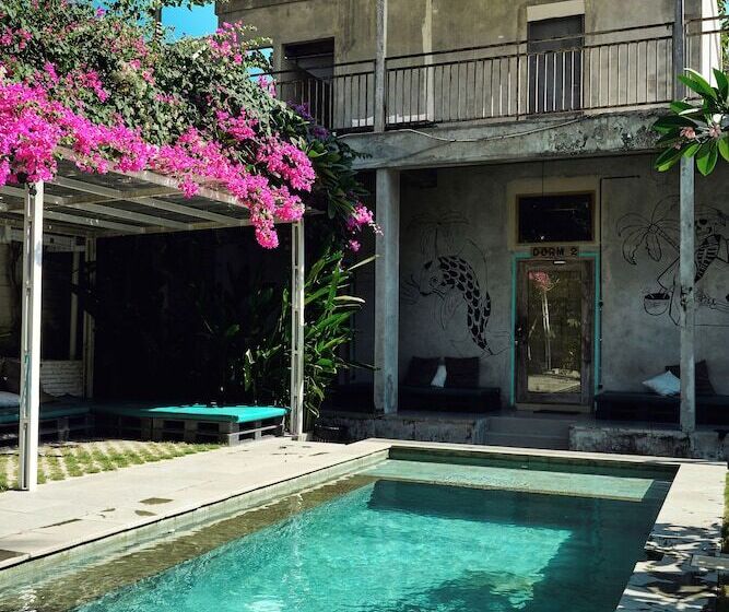هاستل Lotide Surf Camps Lombok