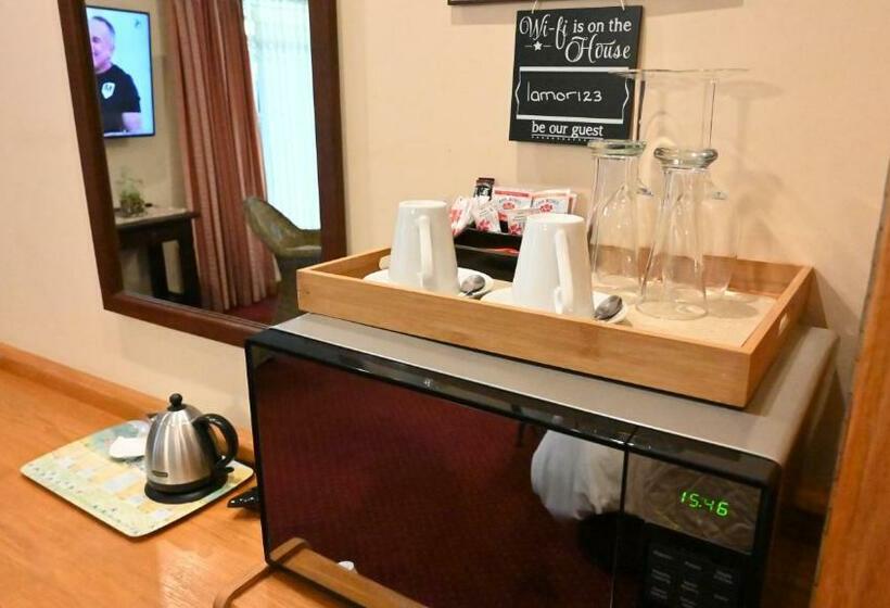 פנסיון Luxury Family En Suite @ 4 Star Guest House