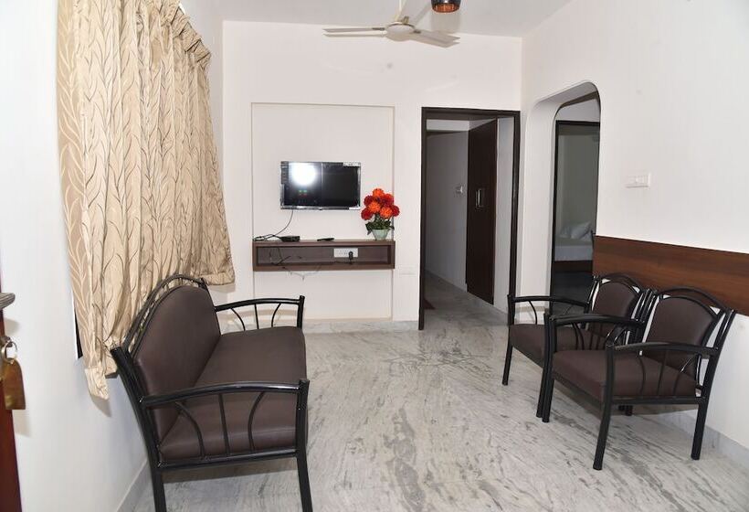 فندق Home Stay @ Kommiya Inn