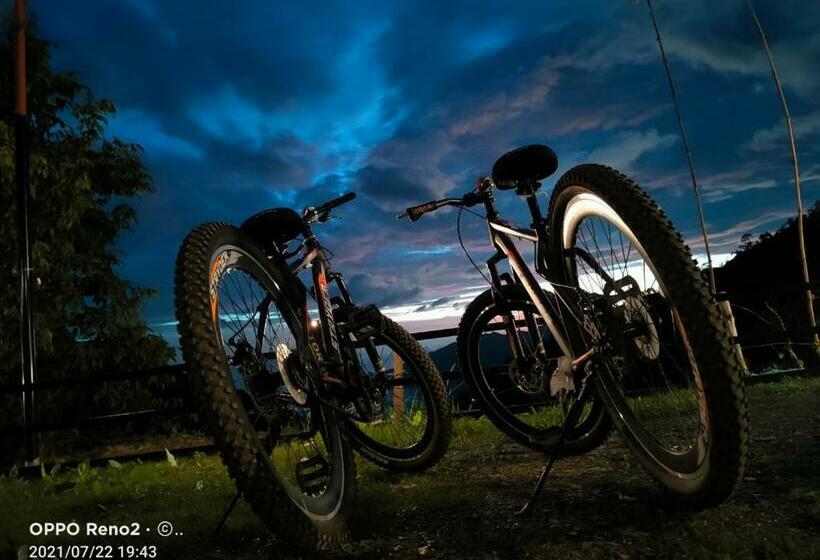 فندق Huts And Hats Resort