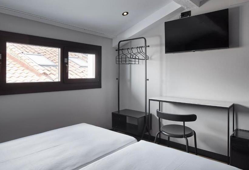 پانسیون Hostal Espoz Y Mina