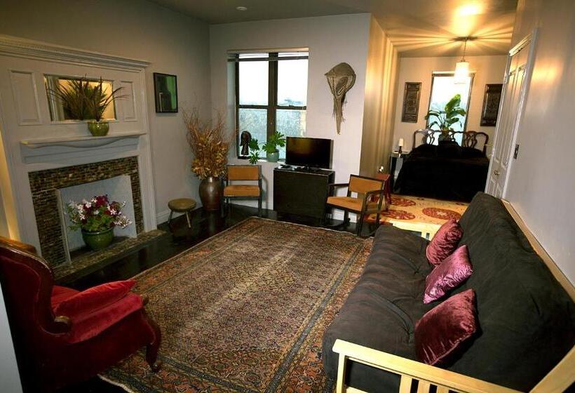 Отель The Gallery House