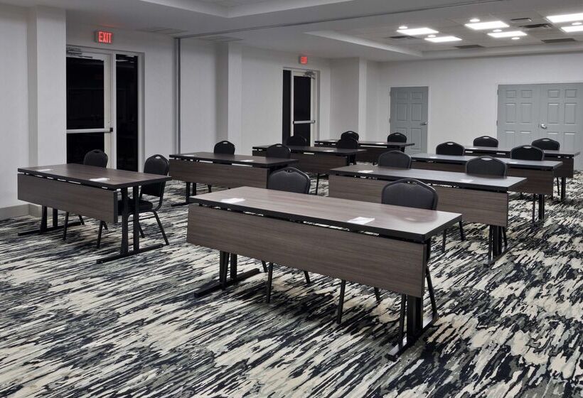 هتل Hilton Garden Inn Birmingham/lakeshore Drive