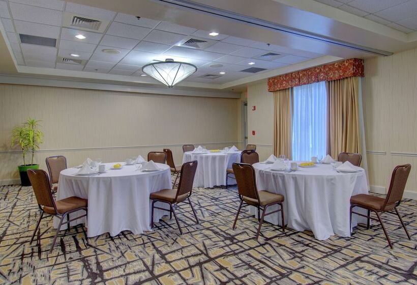 בית מלון כפרי Hilton Garden Inn Norwalk