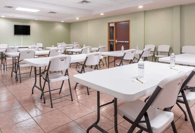 בית מלון כפרי Super 8 By Wyndham Rainsville