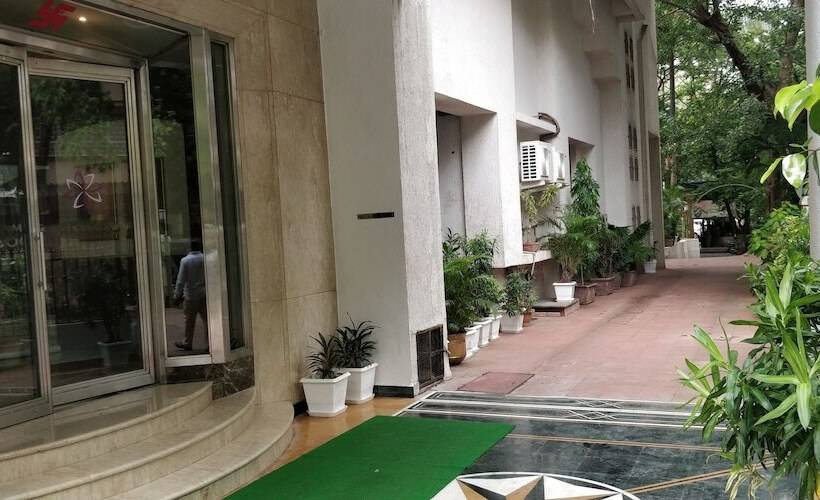 בית מלון כפרי Vits Sharanam Thane