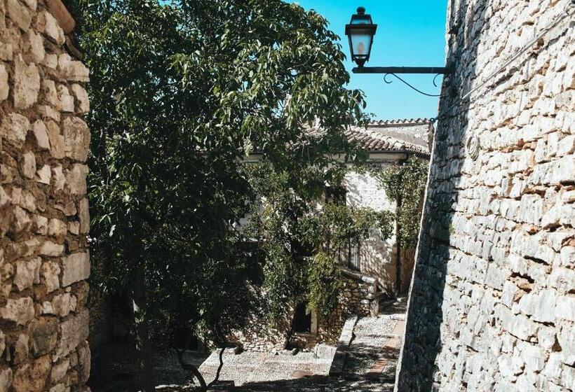 فندق Albergo Diffuso Crispolti