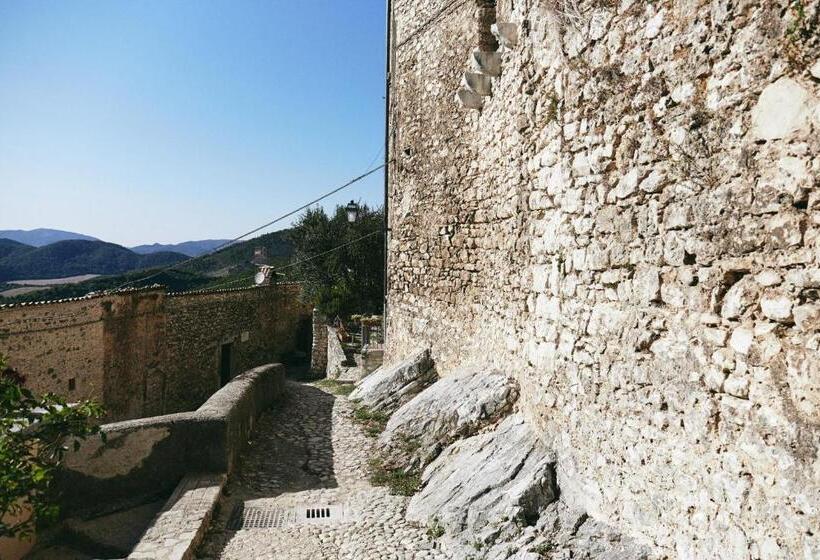 فندق Albergo Diffuso Crispolti