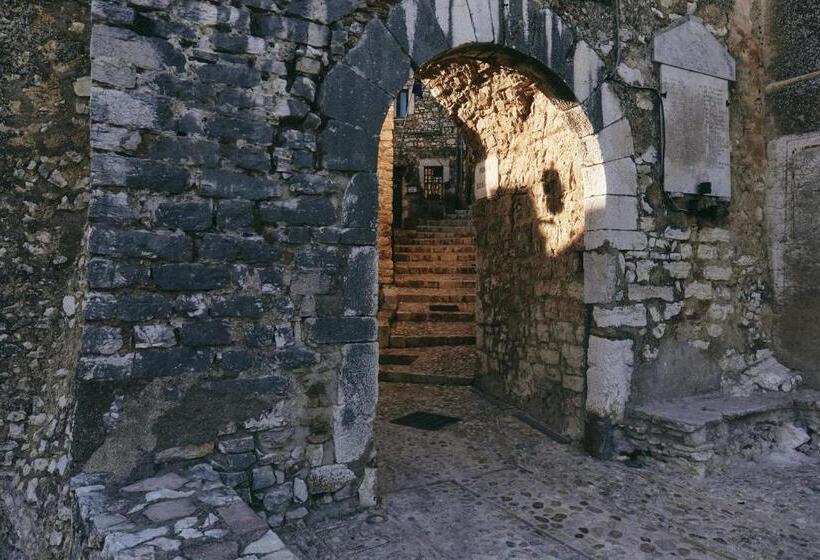 فندق Albergo Diffuso Crispolti