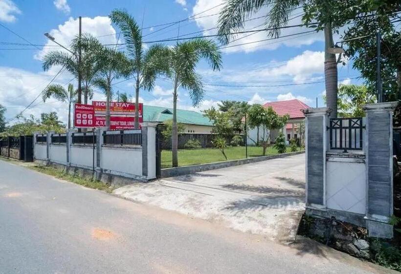 هتل Reddoorz Syariah Near Syamsudin Noor Airport 4