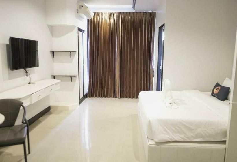 هتل Roomquest Nichada Isb International