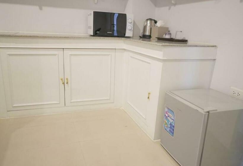 هتل Roomquest Nichada Isb International