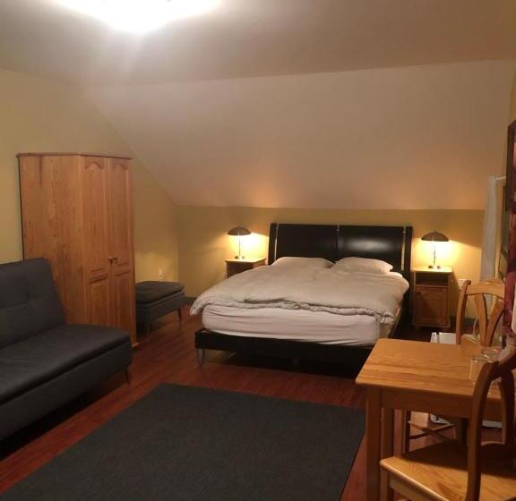 住宿加早餐  Crowsnest Vineyards Guesthouse
