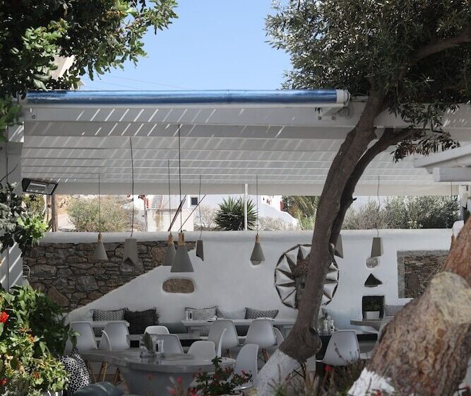 هتل Flaskos Suites And More