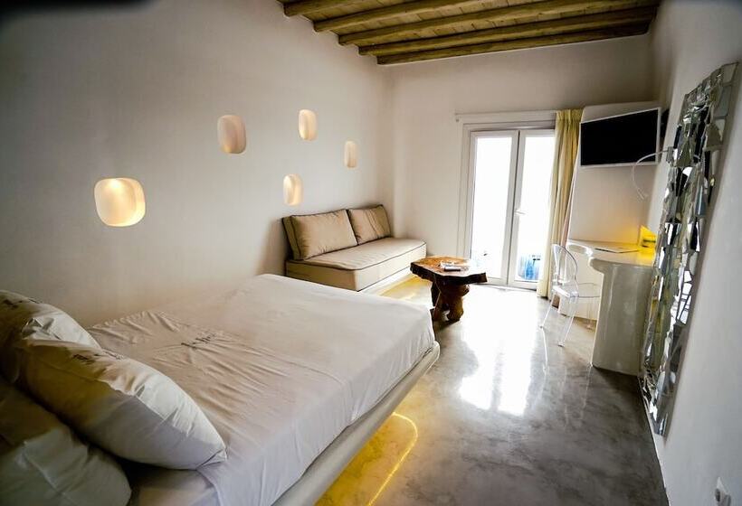 هتل Flaskos Suites And More