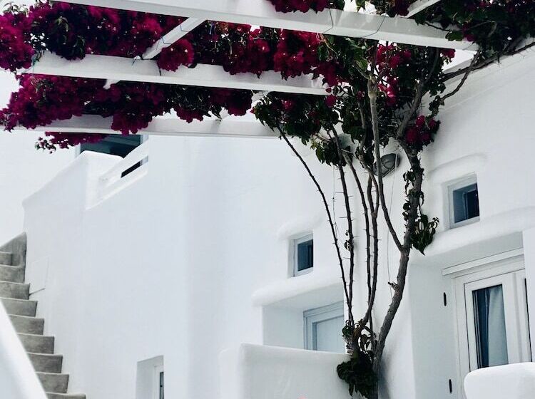 هتل Flaskos Suites And More