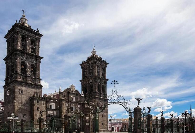 هتل One Puebla Finsa