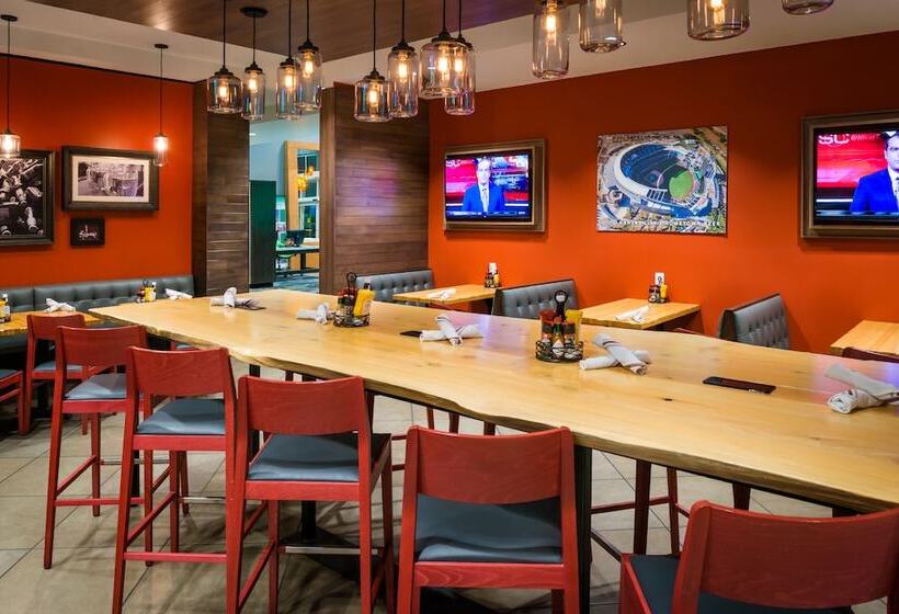 هتل Holiday Inn Kansas City Airport, An Ihg