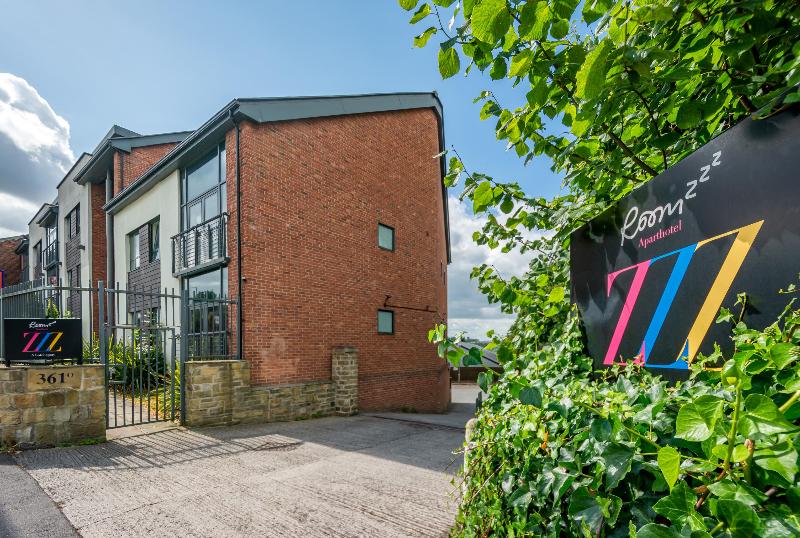Отель Roomzzz Leeds Headingley