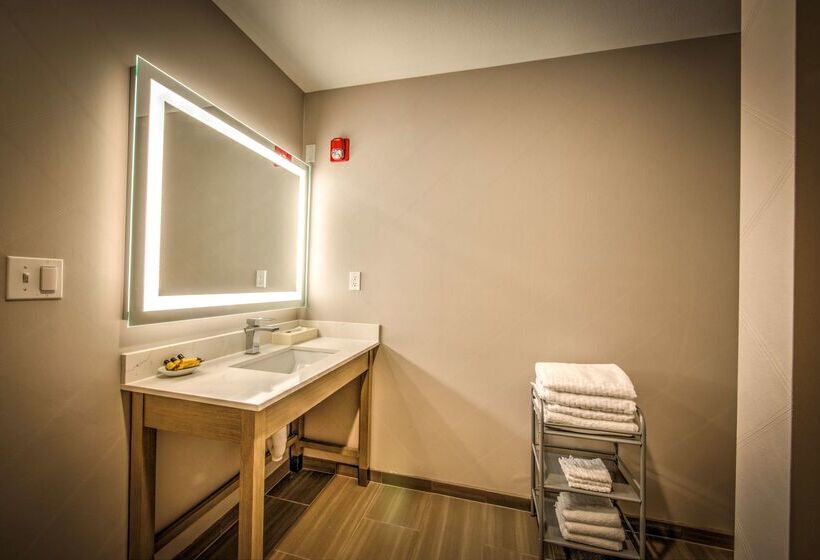 هتل Best Western Plus Media Center Inn & Suites