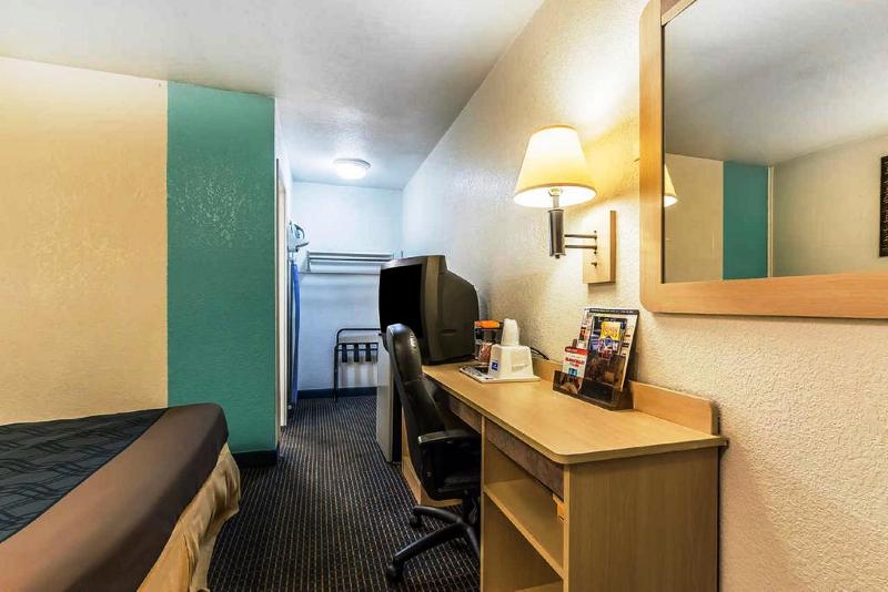 בית מלון כפרי Rodeway Inn Nashville