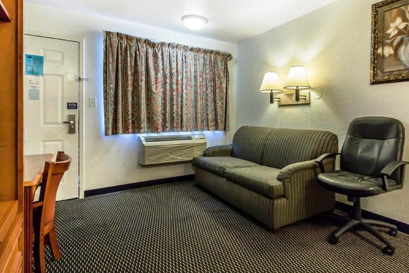 בית מלון כפרי Rodeway Inn Nashville