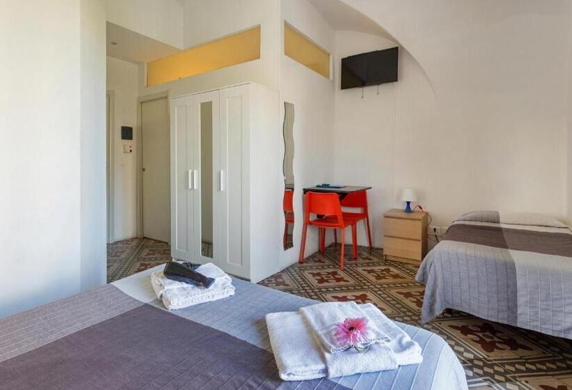 مسافرخانه Da Gianni E Lucia Rooms With Bathroom In The City Center
