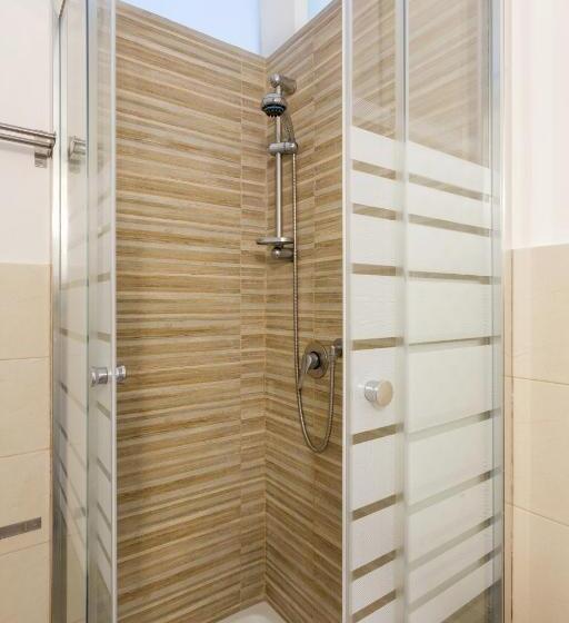 مسافرخانه Da Gianni E Lucia Rooms With Bathroom In The City Center